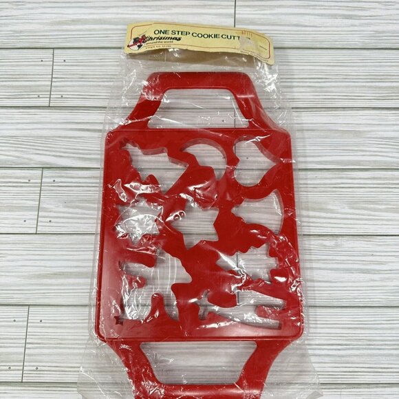 Christmas Around The World Cookie Cutter Mold One Step Pan Plastic 9 design Vtg - Picture 2 of 11